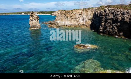 Una splendida vista costiera del monumento naturale "le colonne" a Carloforte, Isola di San Pietro, Sardegna. L'immagine mostra l'iconica roccia vulcanica Foto Stock