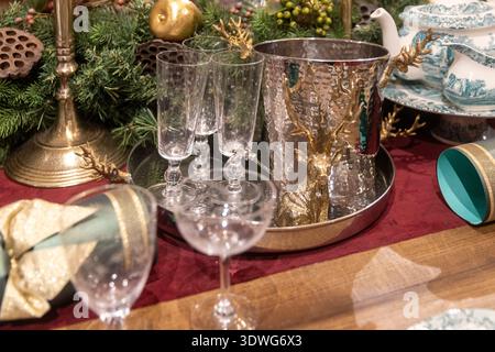 Londra, Regno Unito, 13 dicembre 2025, secchio per ghiaccio argento Fortnum & Mason con manici dorati e bicchieri di cristallo. Foto Stock
