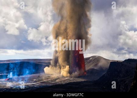 Fontane di lava e torreggianti pennacchi di tefra e gas vulcanico eruttano dal vulcano Kīlauea nel gennaio 2026, inviando cenere e rocce fuse in alto sopra il bordo del cratere. Foto Stock