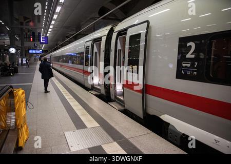 Berlino, Germania. 26 febbraio 2026. In un movimentato giovedì 26 febbraio 2026, i passeggeri si spostano attraverso la stazione centrale di Berlino mentre i treni ICE ad alta velocità arrivano e partono in mezzo al traffico pesante dei pendolari. Le piattaforme ferroviarie e le linee ferroviarie riflettono il flusso costante dei viaggi a lunga distanza e regionali attraverso la capitale tedesca. (Foto di Michael Kuenne/PRESSCOV/Sipa USA) credito: SIPA USA/Alamy Live News Foto Stock