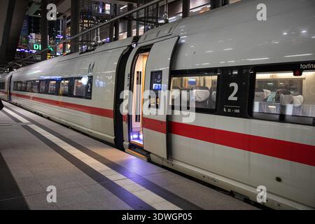 Berlino, Germania. 26 febbraio 2026. In un movimentato giovedì 26 febbraio 2026, i passeggeri si spostano attraverso la stazione centrale di Berlino mentre i treni ICE ad alta velocità arrivano e partono in mezzo al traffico pesante dei pendolari. Le piattaforme ferroviarie e le linee ferroviarie riflettono il flusso costante dei viaggi a lunga distanza e regionali attraverso la capitale tedesca. (Foto di Michael Kuenne/PRESSCOV/Sipa USA) credito: SIPA USA/Alamy Live News Foto Stock