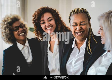 Donne aziendali multigenerazionali che si divertono all'interno dell'ufficio: Collaborazione di team diversificata e concetto di stile di vita aziendale Foto Stock