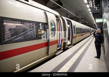 Berlino, Germania. 26 febbraio 2026. In un movimentato giovedì 26 febbraio 2026, i passeggeri si spostano attraverso la stazione centrale di Berlino mentre i treni ICE ad alta velocità arrivano e partono in mezzo al traffico pesante dei pendolari. Le piattaforme ferroviarie e le linee ferroviarie riflettono il flusso costante dei viaggi a lunga distanza e regionali attraverso la capitale tedesca. (Foto di Michael Kuenne/PRESSCOV/Sipa USA) credito: SIPA USA/Alamy Live News Foto Stock