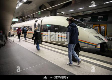 Berlino, Germania. 26 febbraio 2026. In un movimentato giovedì 26 febbraio 2026, i passeggeri si spostano attraverso la stazione centrale di Berlino mentre i treni ICE ad alta velocità arrivano e partono in mezzo al traffico pesante dei pendolari. Le piattaforme ferroviarie e le linee ferroviarie riflettono il flusso costante dei viaggi a lunga distanza e regionali attraverso la capitale tedesca. (Foto di Michael Kuenne/PRESSCOV/Sipa USA) credito: SIPA USA/Alamy Live News Foto Stock