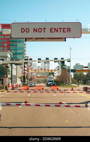 Chiusura della strada con un cartello rosso "Do Not Enter" e barriere sul set del cortometraggio GTA a sei stelle a Tampa, Florida. Foto Stock