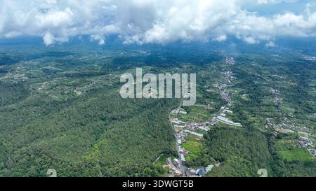 Vista dall'alto di un villaggio ai piedi del Monte Batur a Kintamani, Indonesia. Foto Stock