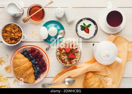 Colazione collage con vari cibi e bevande su un tavolo di legno Foto Stock