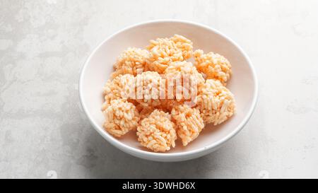 Rengginang o Rice Cracker, spuntini tradizionali indonesiani a base di riso glutinoso, saporito e croccante. Foto Stock