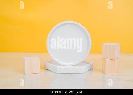Podio cilindrico con cubi in legno per la presentazione del marchio e del packaging. Concetto di prodotto di bellezza. Foto Stock