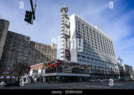 Berlino, Germania. 26 febbraio 2026. L'edificio della casa editrice di Berlino su Karl-Liebknecht-Straße a Mitte. Crediti: Jens Kalaene/dpa/Alamy Live News Foto Stock