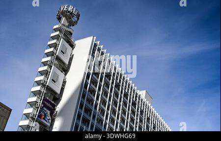 Berlino, Germania. 26 febbraio 2026. L'edificio della casa editrice di Berlino su Karl-Liebknecht-Straße a Mitte. Crediti: Jens Kalaene/dpa/Alamy Live News Foto Stock