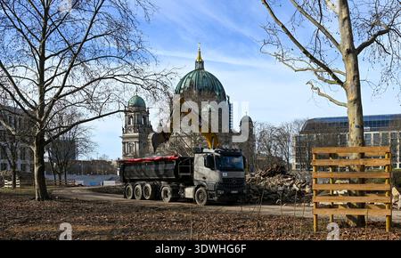 Berlino, Germania. 26 febbraio 2026. Sono in corso lavori di costruzione al Marx-Engels-Forum. Crediti: Jens Kalaene/dpa/Alamy Live News Foto Stock