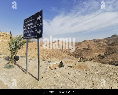 Cartello per il deserto di Matmata nel deserto del Sahara nel sud della Tunisia. Foto Stock