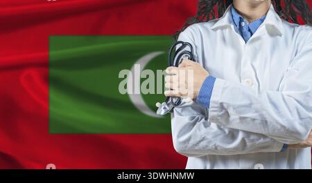 Operatore sanitario con sfondo bandiera Maldive. Medico professionista con stetoscopio sullo sfondo della bandiera delle Maldive Foto Stock