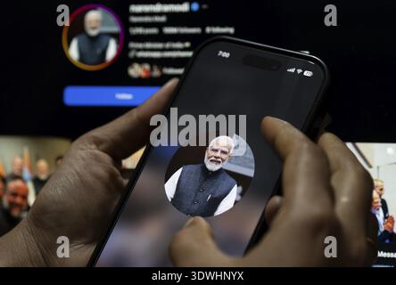 In questa immagine, una vista ravvicinata di uno smartphone che mostra l'immagine del profilo del primo ministro indiano Narendra modi su Instagram come utente Foto Stock