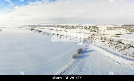 Vista aerea del villaggio ucraino in inverno, vista da lontano. Campagna Foto Stock