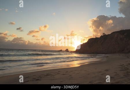 Tramonto su Crescent Bay a Laguna Beach, California, in autunno Foto Stock