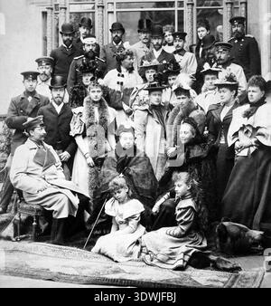 Questa storica fotografia del 1894 cattura la regina Vittoria circondata dalla sua vasta famiglia reale al Palais di Edimburgo di Coburgo, dopo il matrimonio della principessa Vittoria Melita di Sassonia-Coburgo e Gotha e del granduca Ernesto Luigi d'Assia. L'ampio raduno include molti sovrani e consorti europei chiave nel loro abbigliamento formale, fornendo un'istantanea delle case reali interconnesse della fine del XIX secolo. Foto Stock