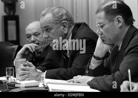 Il presidente Lyndon B. Johnson, il Segretario di Stato Dean Rusk e il Segretario alla difesa Robert McNamara sono visti in un momento cupo durante una riunione nella sala del Gabinetto della Casa Bianca nel 1968. Fotografata dal fotografo ufficiale della Casa Bianca Yoichi Okamoto, questa immagine cattura l'intensità e la gravità delle decisioni di leadership durante un periodo tumultuoso della storia americana. Foto Stock