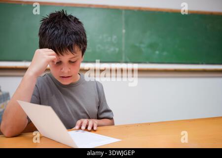 Cerchio o, corda fissa AB, punto C in movimento sull'arco, triangolo ABC che massimizza l'area sulla carta. Geometria, ottimizzazione, diagramma, lavagna bianca, aula, minimi Foto Stock