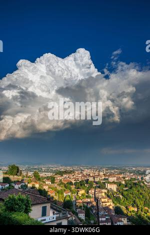 Tempesta nuvole su città alta, Bergamo, Lombardia, Italia durante l'estate. Destinazione di viaggio in Europa Foto Stock