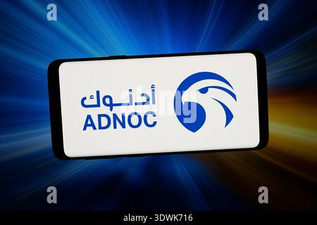 In questa illustrazione fotografica, il logo della Abu Dhabi National Oil Company (ADNOC) viene visualizzato su uno smartphone davanti a uno sfondo astratto sullo schermo di un computer. (Foto di Timon Schneider / SOPA Images/Sipa USA) *** esclusivamente per notizie editoriali *** Foto Stock