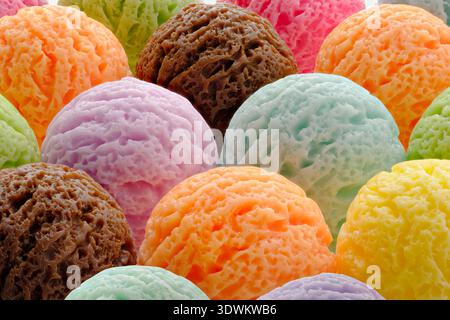 Assortimento di palline per gelato multicolore in vari gusti. Primo piano, colori vivaci e texture cremose, sfondo astratto per gli amanti del cibo Foto Stock