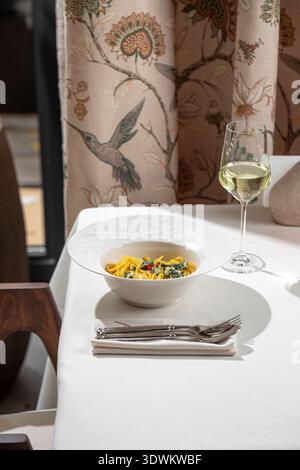 Pasta cremosa agli spinaci in un recipiente bianco Foto Stock