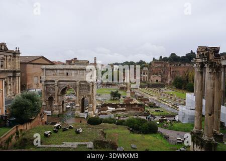 Luoghi di interesse del foro Romano (foro Romano) sul Campidoglio: Tempio di Castore e Polluce, Arco di Settimio Severo, Chiesa dei Santi Luca e Martina; Roma Foto Stock