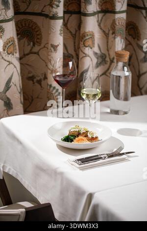Polpettine di pollo con mousse di patate e verdure Foto Stock