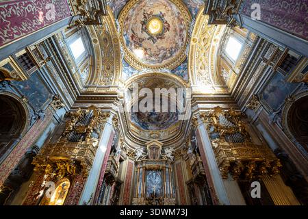 Roma. Italia. Chiesa di Santa Maria in Vallicella o Chiesa nuova. Abside, altare maggiore e cupola con affreschi di Pietro da Cortona, 1647-1651. Trionfo Foto Stock