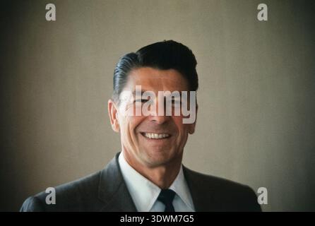 Un ritratto formale in studio di Ronald Reagan del 1966, catturando la sua espressione ottimistica mentre si candidava per il Governatore della California Foto Stock