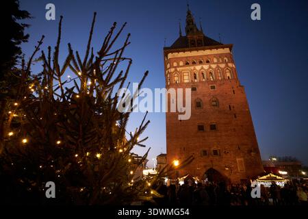 torre della prigione e mercato di natale al crepuscolo nella città vecchia di danzica, polonia Foto Stock