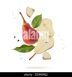 Frutti di pera rossi gialli maturi con foglie verdi, semi e gocce che volano isolati su sfondo bianco. Raccolta fresca di pere intere e tagliate a fette Foto Stock