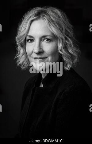 Ritratto in bianco e nero di Brené Brown, autrice e ricercatrice nota per il lavoro sulla vulnerabilità e la leadership. Foto Stock