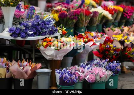 Dettagli con fiori in vendita in un negozio di strada a Bucarest, Romania. Foto Stock
