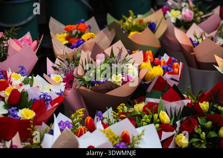 Dettagli con fiori in vendita in un negozio di strada a Bucarest, Romania. Foto Stock