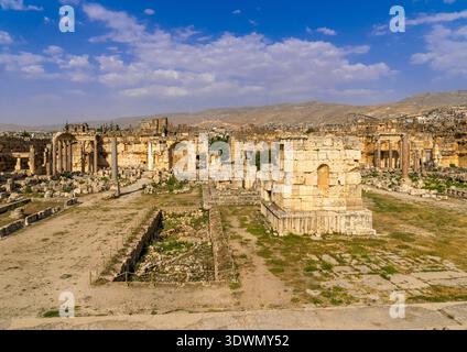 Libano, grande corte del complesso del tempio, Governatorato di Baalbek-Hermel, Baalbek Foto Stock