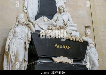 Francia, Parigi, Hotel des Invalides, Museo dell'Esercito, Cattedrale di Saint-Louis-des-Invalides, il pantheon militare, la cupola di Les Invalides, tomba del maresciallo di Francia Vauban, solo il suo cuore rimane nella tomba Foto Stock