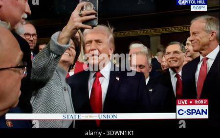 C-SPAN screenshot del presidente degli Stati Uniti Donald Trump in posa per le fotografie mentre cammina sul podio per consegnare il suo discorso sullo stato dell'Unione del 2026. Foto Stock