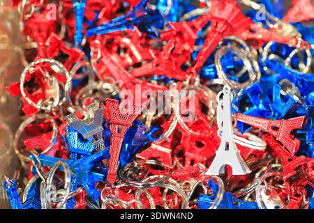 Francia, Parigi, negozio di souvenir, portachiavi a forma di Torre Eiffel Foto Stock