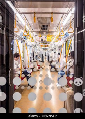 Giappone, Isola di Honshu, Tokyo, quartiere di Shibuya, all'interno di un treno della metropolitana Foto Stock