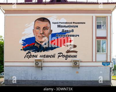 Saransk, Russia - 18 giugno 2024: Ritratto dell'eroe della Federazione Russa David Alekseevich Malyikin sul muro di una casa. Città di Saransk Foto Stock