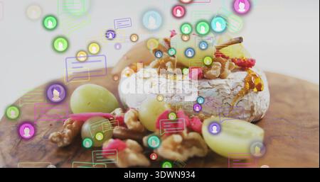 Mostra la forma di formaggio stagionato con miele e noci sul tagliere, icone digitali fluttuanti Foto Stock