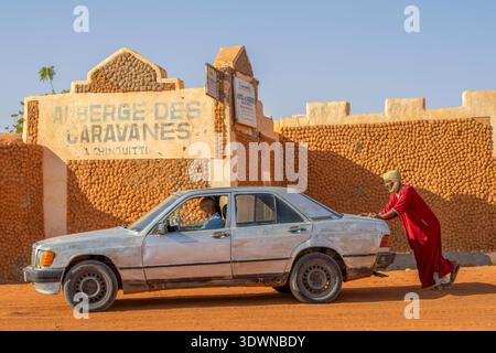 Mauritania, Chinguetti, Chinguetti è un'antica città carovana, ora minacciata dall'inesorabile avanzamento delle dune che lentamente inglobano le sue case e le sue biblioteche secolari Foto Stock