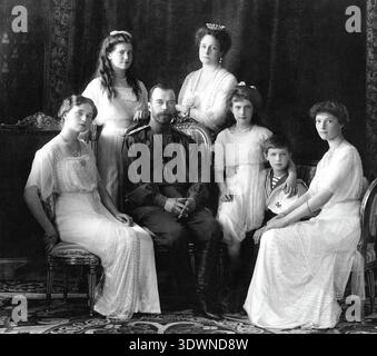 Questa fotografia vintage in bianco e nero di Boasson e Eggler cattura l'imperatore Nicola II di Russia con la sua famiglia a Livadiya, in Crimea, intorno al 1913. Il ritratto raffigura Olga, Maria, Nicola II, l'imperatrice Alexandra Fyodorovna, Anastasia, Alexei, e Tatiana, presentano un tableau familiare formale dell'ultima famiglia imperiale russa. Foto Stock