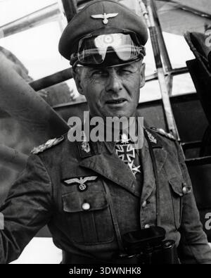 ROMMEL di fronte al suo aereo da ricognizione Fieseler Storch Foto Stock