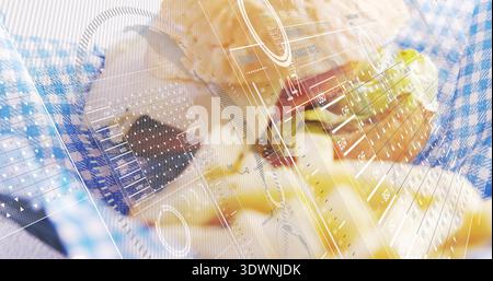 Hamburger di sesamo e patatine fritte con lattuga, pomodoro e formaggio su una scacchiera, con HUD Foto Stock