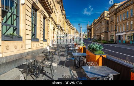 Una vista in una giornata di sole su Grey Street a Newcastle upon Tyne verso il Grey's Monument Foto Stock