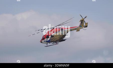 25 luglio 2021, Russia, Zhukovsky. Il team acrobatico indiano esegue manovre su elicotteri al MAKS 2021 Air Show, dimostrando volo di precisione e int Foto Stock